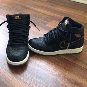 Jordan Retro 1 highs black and gold